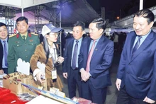 Leaders of the Hai Phong City Labour Federation and delegates visit recruitment booths at the first Job Fair 2025. (Photo: Pham Cuong)