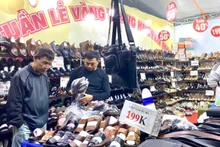 Consumers shop at the “November Promotion Festival”.