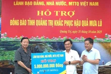 Deputy Prime Minister Tran Hong Ha presented gifts on behalf of the Party, the State, and the Viet Nam Fatherland Front to support Quang Tri in recovery efforts following the severe weather.