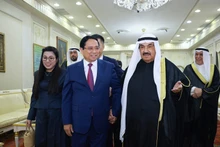 Prime Minister Pham Minh Chinh (L) on November 17 evening (local time) calls on former Kuwaiti PM Sheikh Nasser Al-Mohammed Al-Jaber Al-Sabah at his private residence. (Photo: VNA)