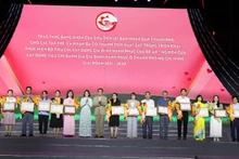 Organisations and individuals with outstanding achievements in implementing the project “Research and development of criteria for assessing happy families in Ho Chi Minh City for the 2021-2030 period” receive Certificates of Merit from the city’s People’s Committee.