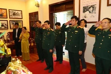 General Phan Van Giang offered incense in tribute to late Party General Secretary Le Kha Phieu. (Photo: Ministry of National Defence Portal)