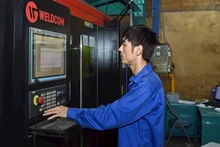 Operating a mechanical manufacturing line at Tomerco An Khang Company, Ngoc Liep Industrial Cluster (Hanoi). (Photo: TUE NGHI)