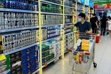 Consumers choosing beverages at a supermarket in Ha Noi. (Photo: Anh Duong)