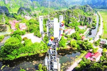 Installation of a Viettel 5G base station. (Photo: VIET HAI)