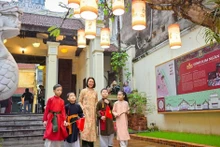 Residents of Ha Noi Old Quarter experience the atmosphere of traditional Tet at Kim Ngan Communal House (Ha Noi).