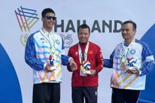In the men’s 50m breaststroke SB11 event, Nguyen Van Hanh touches home first to claim a gold medal with a time of 36.37 seconds. (Photo: VNA)