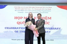 Nguyen Quang Trung, Vice Chairman of the Viet Nam-Australia Friendship Association in Ho Chi Minh City (right), presents flowers to congratulate the Australian Consul General in Ho Chi Minh City. (Photo: VNA)