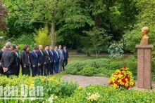 The Ministry of Finance delegation lays a wreath at the statue of President Ho Chi Minh in Montreau Park.