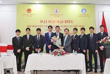 Ambassador Nguyen Thanh Hai (fifth from right) presents flowers to congratulate the first Executive Committee of the Vietnamese Students’ Association in India for the 2025–2027 tenure.
