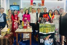 Officials of the Vietnamese Embassy in Venezuela visit the booth of Vietnamese businesses.