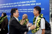 Nguyen Van Loc, Director of the Lam Dong Department of Culture, Sports and Tourism, greeted the Malaysian delegation at Lien Khuong International Airport.