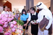 Muslim tourists explore products at Ha Noi Xanh Cooperative, one of the units certified to produce Halal goods.