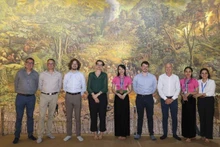 The French delegation experiencing the 3D exhibition space at the Dien Bien Phu Victory Museum, Viet Nam. (Photo: French Embassy)