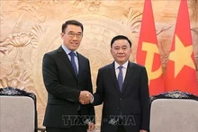 Politburo member, Permanent member of the Communist Party of Viet Nam (CPV) Central Committee’s Secretariat Tran Cam Tu (R) receives Acting Chairman of the Commission for External Relations of the Lao People's Revolutionary Party (LPRP) Central Committee Bounleua Phandanouvong. (Photo: VNA)