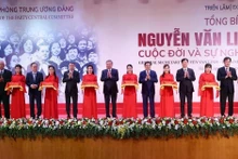 Party General Secretary To Lam (C) and other delegates cut the ribbon to launch the exhibition (Photo: VNA)