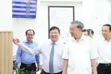 Party General Secretary To Lam (C) visits the Public Administrative Service Centre in Tan Vinh Loc commune, Ho Chi Minh City. (Photo: VNA)
