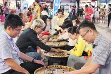 Locals take part in traditional folk games. (Photo: VNA)