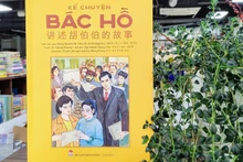 The Vietnamese-Chinese bilingual edition of “Telling Stories about Uncle Ho”.