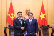 Assoc. Prof. Dr. Nguyen Duy Bac (R), Standing Vice President of the Ho Chi Minh National Academy of Politics, and visiting Acting Chairman of the Commission for External Relations of the Lao People's Revolutionary Party (LPRP) Central Committee Bounleua Phandanouvong. (Photo: VNA)