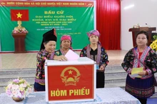 Voters in Nam Sao 2 village, Pa Tan commune of Lai Chau cast their ballots on March 15 (Photo: VNA)
