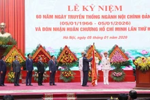Party General Secretary To Lam awards the Ho Chi Minh Order to the Party Central Committee’s Commission for Internal Affairs (Photo: VNA)
