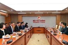 At the meeting between Deputy Minister of Finance Nguyen Duc Chi and Joseph Davidson, CEO of ClearOne and Vu Tu Thanh, Acting Regional Managing Director for ASEAN at the USABC. (Photo: mof.gov.vn)