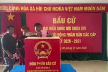 Fishermen cast their ballots at the Da Le polling station in Truong Sa special zone of Khanh Hoa province. (Photo: VNA)