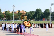Delegates to the 11th National Patriotic Emulation Congress visit President Ho Chi Minh’s Mausoleum in Ha Noi on December 26. (Photo: VNA)