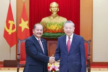 General Secretary of the Communist Party of Vietnam (CPV) Central Committee To Lam (R) receives LPRP's Politburo member and Deputy Prime Minister Kikeo Khaykhamphithoune in Hanoi on October 27. (Photo: VNA)