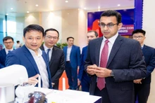Representatives from Viettel High Tech Industries Corporation, Qualcomm Technologies, and delegates at the event.