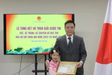 Kim Tra My (left), a contestant, receives a certificate from the Vietnamese Embassy in Japan. (Photo: VNA)