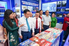 Delegates visit exhibition booths at the 2025 National Press Festival.