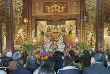 The Vietnamese community in France pray for peace at the Truc Lam Zen Monastery. (Photo: VNA)