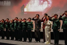 The film crew of “Mua Do” (Red Rain) at the closing ceremony of the “Vietnamese Cinema – A Journey of Light” film week.