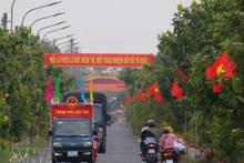 Mobile loudspeaker vehicles and banners used to promote the upcoming election in Vinh Vien commune, Can Tho city. (Photo: VNA)