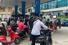 People purchase fuel at a petrol station in Hanoi amid strong fluctuations in domestic fuel prices following movements in the global market. (Photo: Minh Phuong)