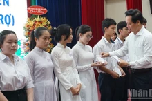 Provincial leaders of Dong Thap present scholarships to pupils across the province.