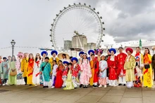 Vietnamese traditional costumes on parade in London. (Photo: Organising Committee)