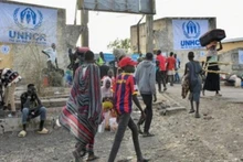 A convoy carrying humanitarian aid passes through Deir al-Balah in central Gaza. (Photo: Xinhua/VNA)