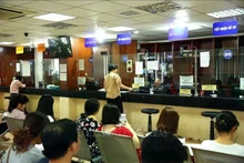 Citizens wait to handle business establishment procedures at the business registration office of the Hanoi Department of Planning and Investment. (Illustrative photo: VNA)