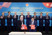 Party chief witnesses signing, exchange of Viet Nam–US contracts, cooperation agreements