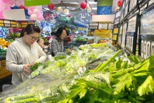 Shoppers at a supermarket in Ho Chi Minh City. (Photo: VNA)