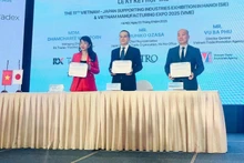 Signing ceremony of the cooperation agreement to organise two large-scale exhibitions in the manufacturing and supporting industries. (Photo: KIM DUNG)