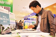 Residents seek information on social housing projects and purchasing procedures. (Photo: NAM ANH)