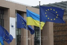 Flags of the European Union and Ukraine at the European Commission headquarters in Brussels, Belgium. (Photo: Xinhua/VNA)