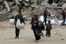 Residents evacuate amid conflict in Beit Lahia, the Gaza Strip. (Photo: Xinhua/VNA)