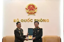 Minister of National Defence Gen. Phan Van Giang (R) hands over a gift to Secretary of State at the Cambodian Ministry of National Defence Gen. Prum Din at their meeting in Ha Noi on March 9 (Photo: qdnd.vn)