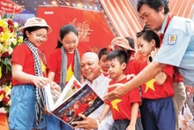 Photographer Nguyen A (in white) introduces his photo book to the public.