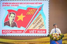 Deputy Minister of Science and Technology Bui Hoang Phuong introduces the commemorative stamp. (Photo: THANH DAT)